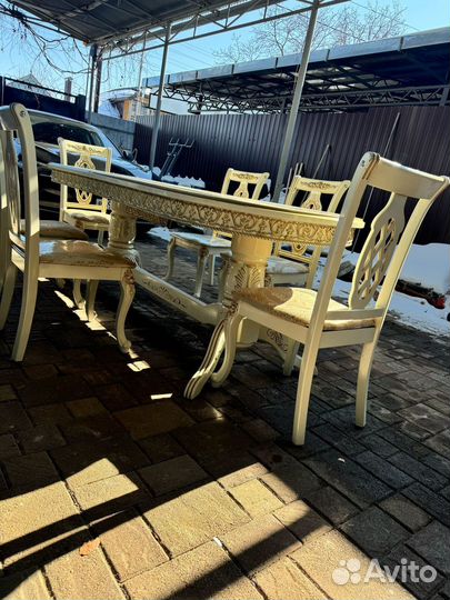 Стол со стульями