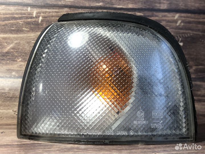 Левый поворотник на Nissan Sunny Y10