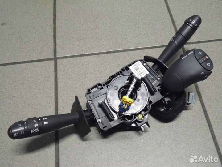 Блок подрулевых переключателей Рено Дастер