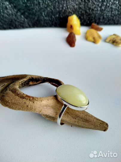 Серебряное кольцо с янтарем