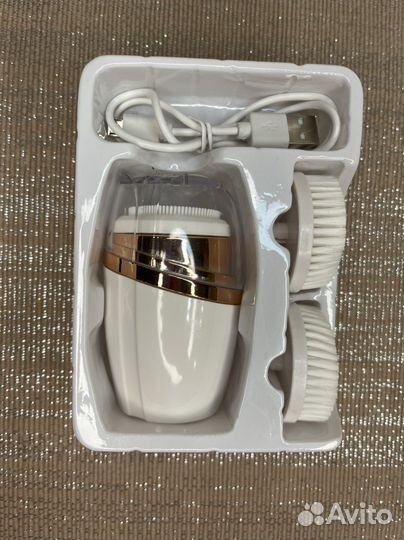 Щеточка новая для умывания и очищения лица