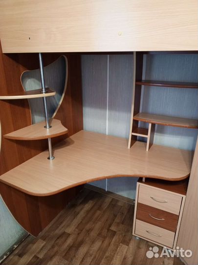 Детский уголок с кроватью и столом