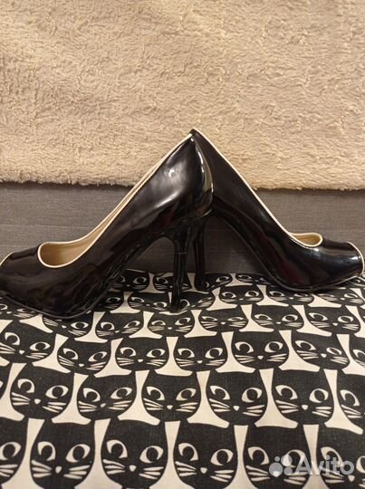 Туфли женские лакированные р. 39