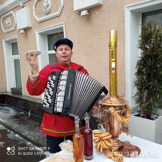 Баянист поющий на праздникиВедущий