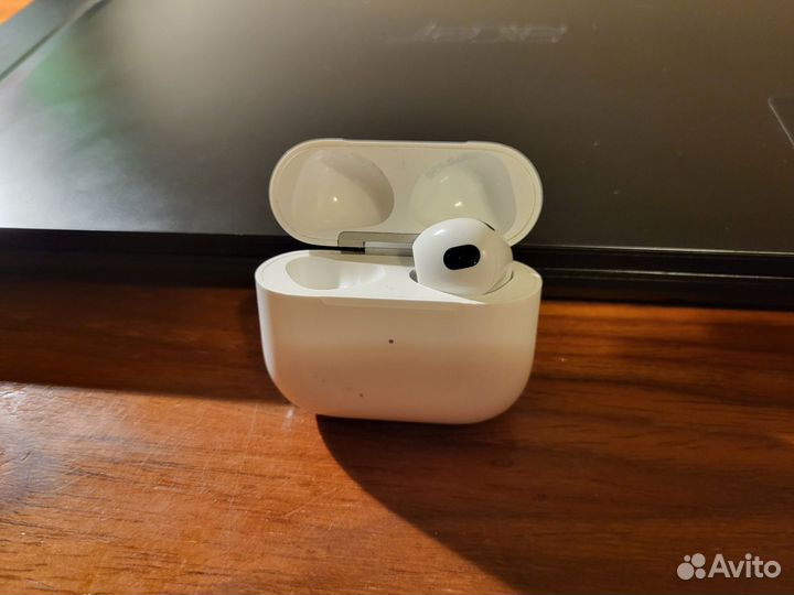 Airpods 3 (Кейс и правый наушник)