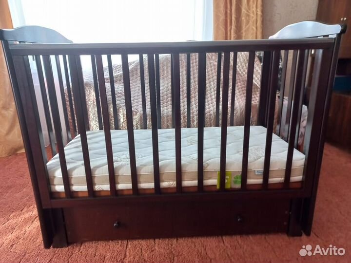 Детская кроватка с маятником