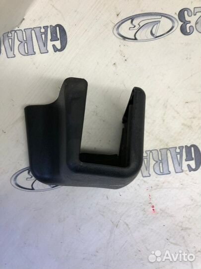 Крышка кронштейна сиденья Mitsubishi Outlander 1