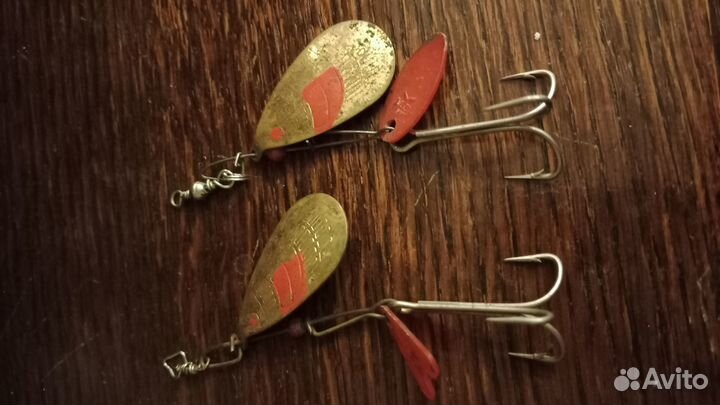 Рыболовные снасти: блёсны, катушка, крючки, челнок