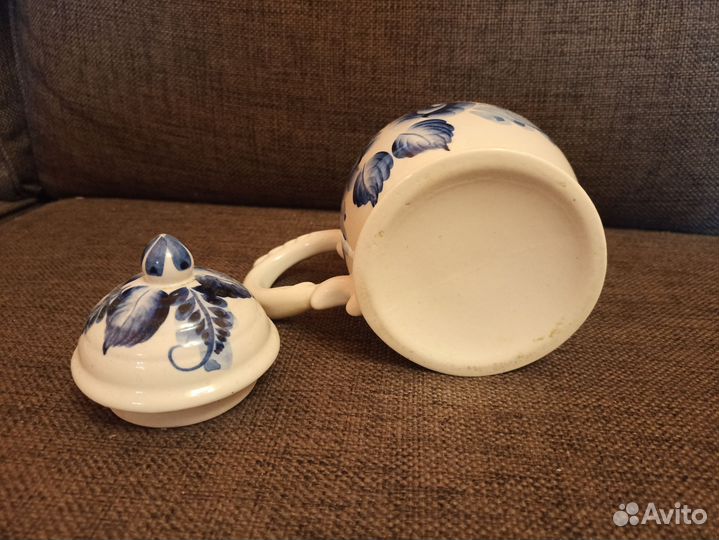 Гжель молочник, блюдце, кружка, разделочная доска