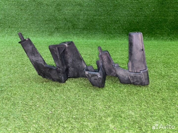 Крепление бампера переднее правое Land Rover