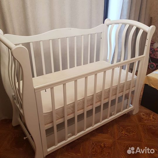 Детская кроватка с маятником и ящиком