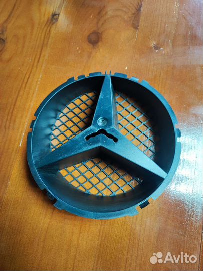Опора эмблемы решетки радиатора Mercedes W204