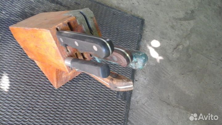 Набор ножей с подставкой в которой точилка ножей