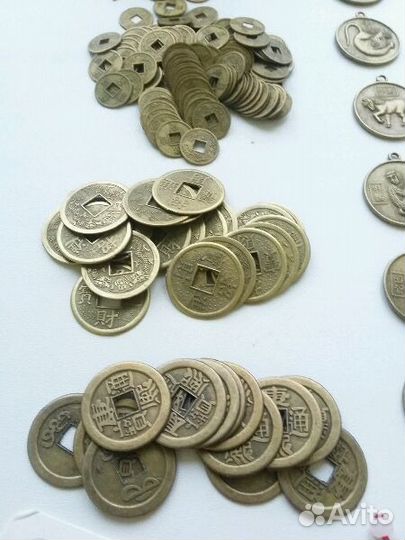 Китайские монеты Фен Шуй с квадратной дыркой