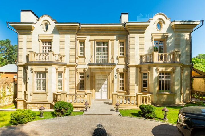 Дом 780 м² на участке 15 сот.