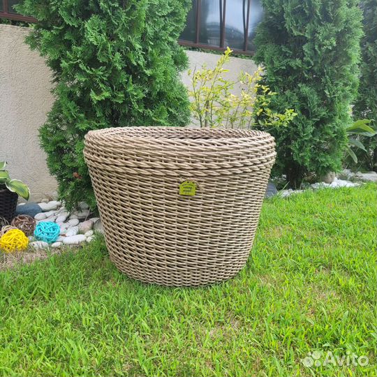 Кашпо из искусственного ротанга