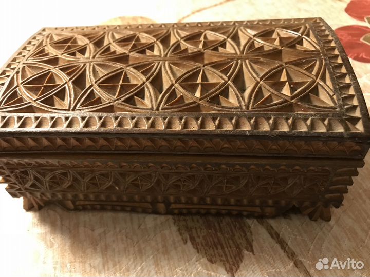 Шкатулка деревянная, резная