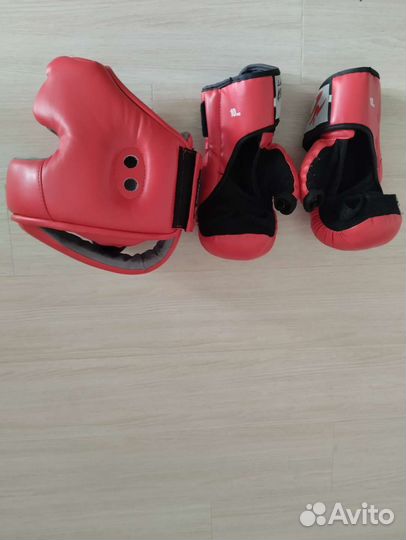 Шлем и перчатки спортивные