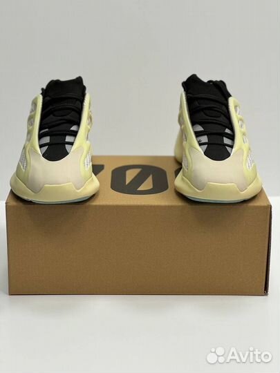 Кроссовки adidas yeezy 700 (42)