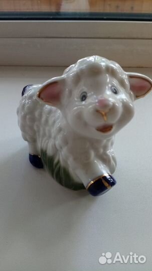 Статуэтки, фигурки, копилка, подсвечники