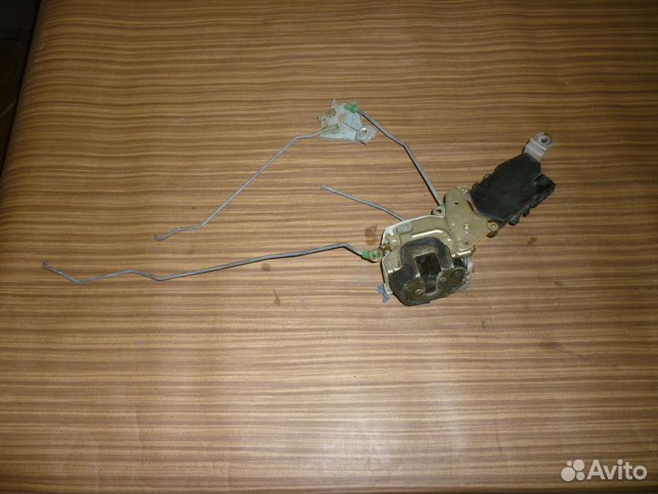 Замок левой передней двери Subaru Impreza GF2