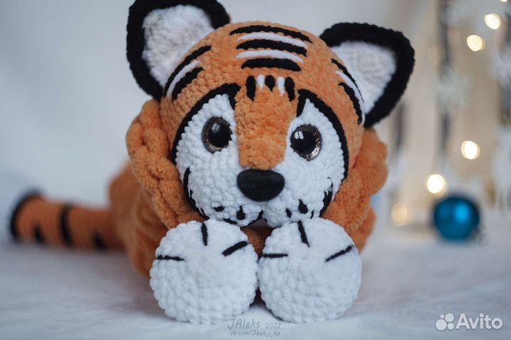 Тигр игрушка пижамница вязаный