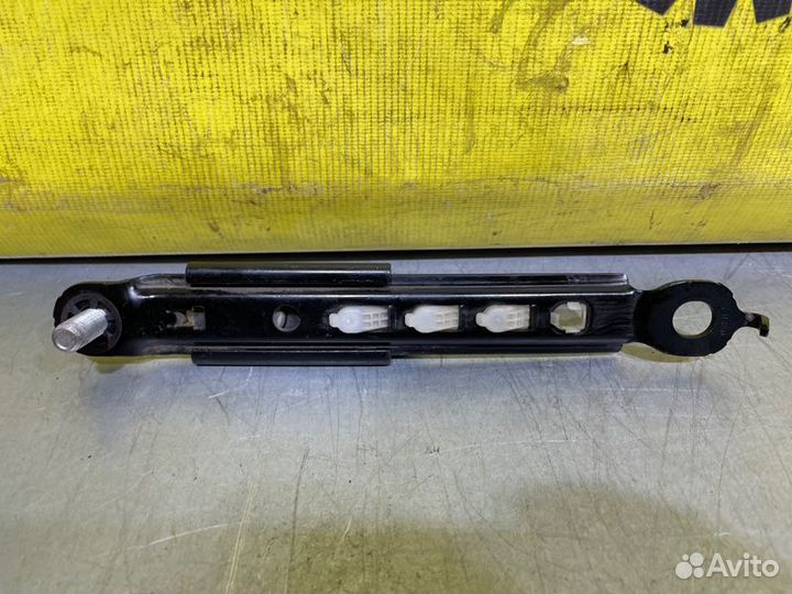 Механизм регулировки ремня безопасности Toyota