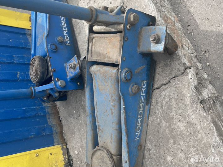 Домкрат профессиональный