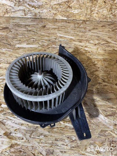 Моторчик отопителя Skoda Fabia 2 00-21