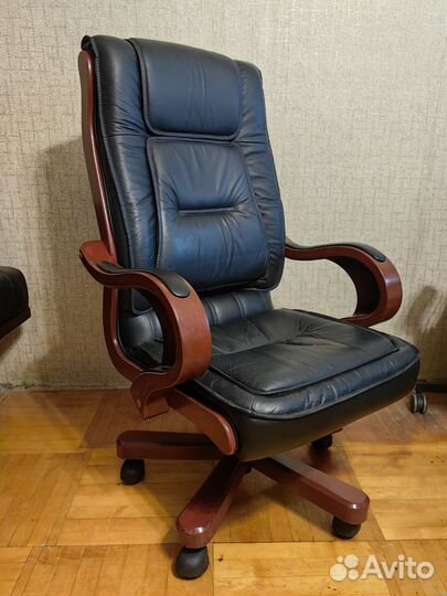 Кожаное кресло руководителя