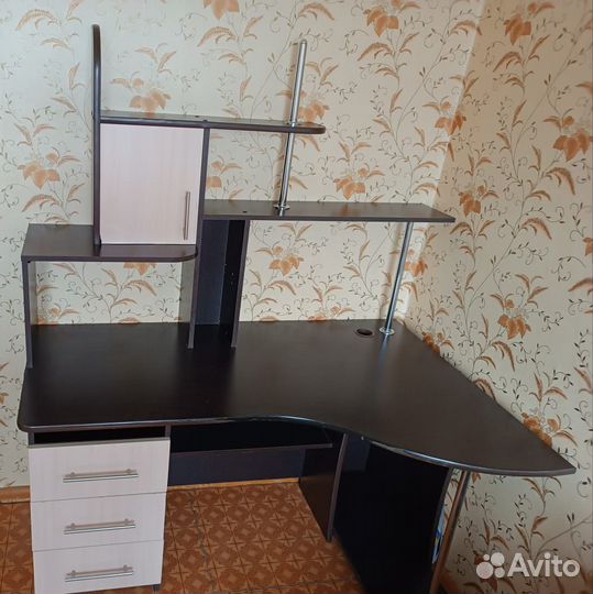 Письменный стол