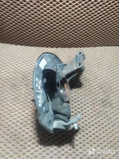 Кулак поворотный со ступицей передний левый Toyota