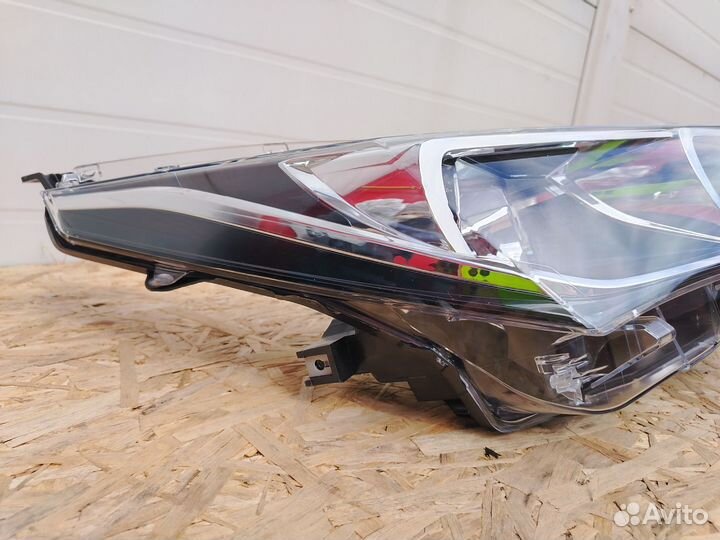 Фара передняя правая Toyota Corolla E180