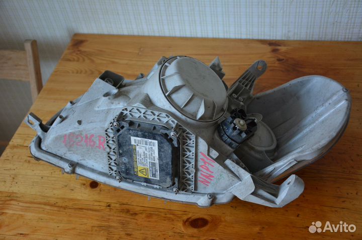 Передняя фара ксенон на Toyota Porte, I поколение