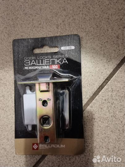 Дверная ручка с защелкой