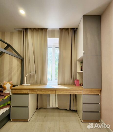 Рабочий стол у окна