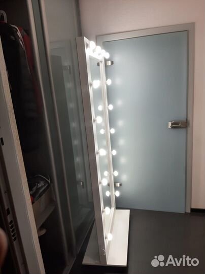 Гримерное зеркало с лампочками на подставке