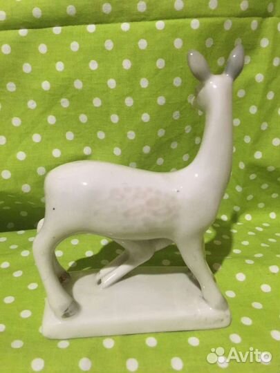 Лань с детенышем или олениха с олененком