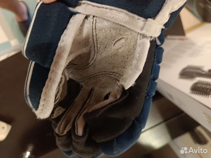 Краги хоккейные, шлем хоккейный