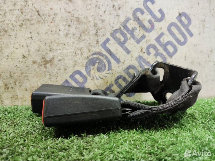 Ответная часть ремня безопасности Toyota Avensis
