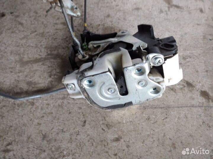 Замок двери передний левый Mitsubishi Lancer 10