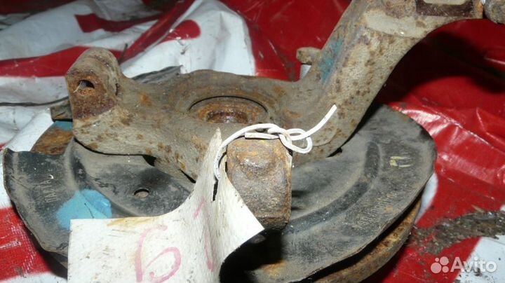 Кулак Renault Logan передний правый I (2004—2009)