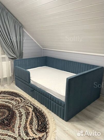 Детская кровать с мягкой спинкой