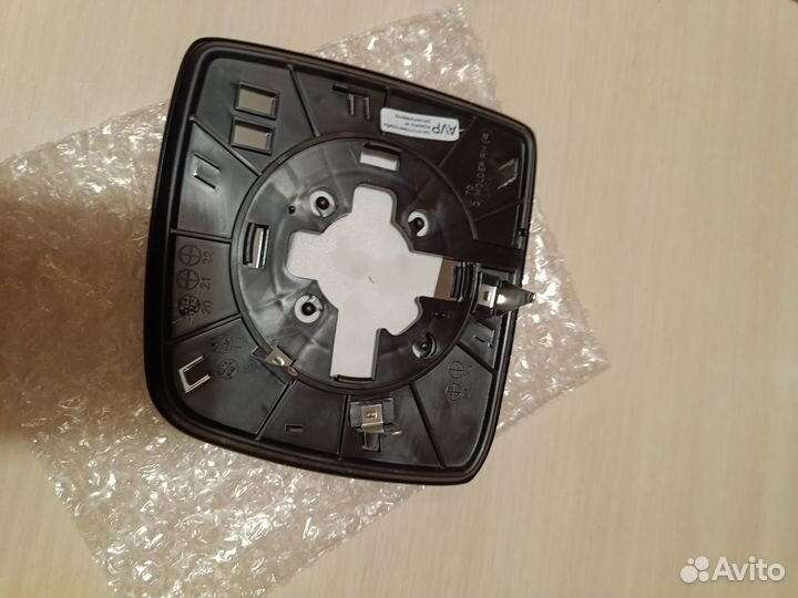 Элемент зеркала на Grand Starex