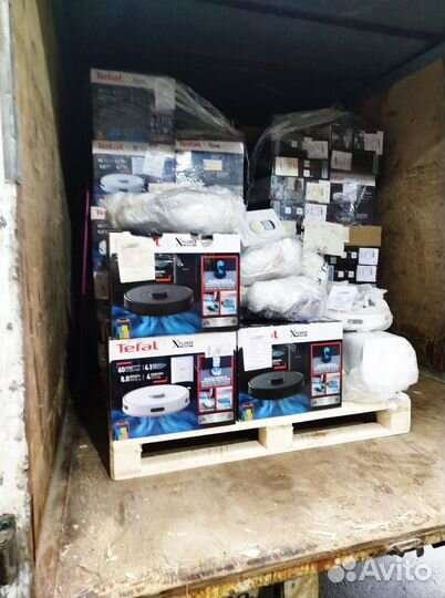 Робот пылесос. Паллеты с товаром