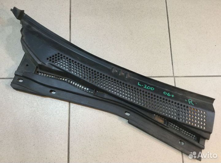 Решетка стеклоочистителей Митсубиси L200 (KB)