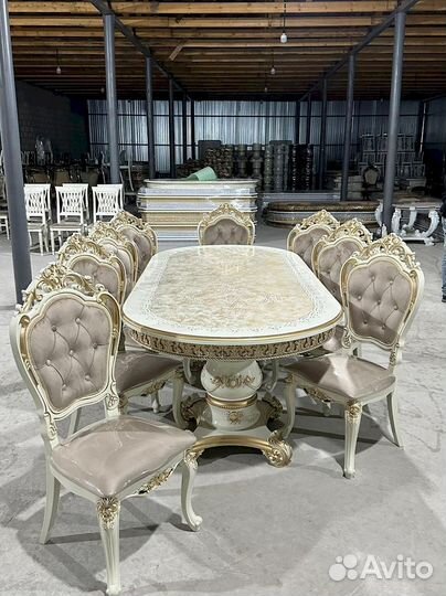 Стол и стулья в гостиную. В наличии