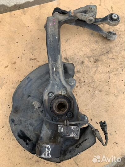 Кулак передний правый Audi А6 C6 3.2 AUK 2004-2008