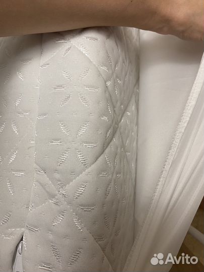 Детская кроватка с маятником