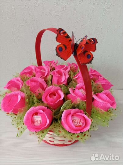 Цветы с конфетами Раффаэлло в корзине